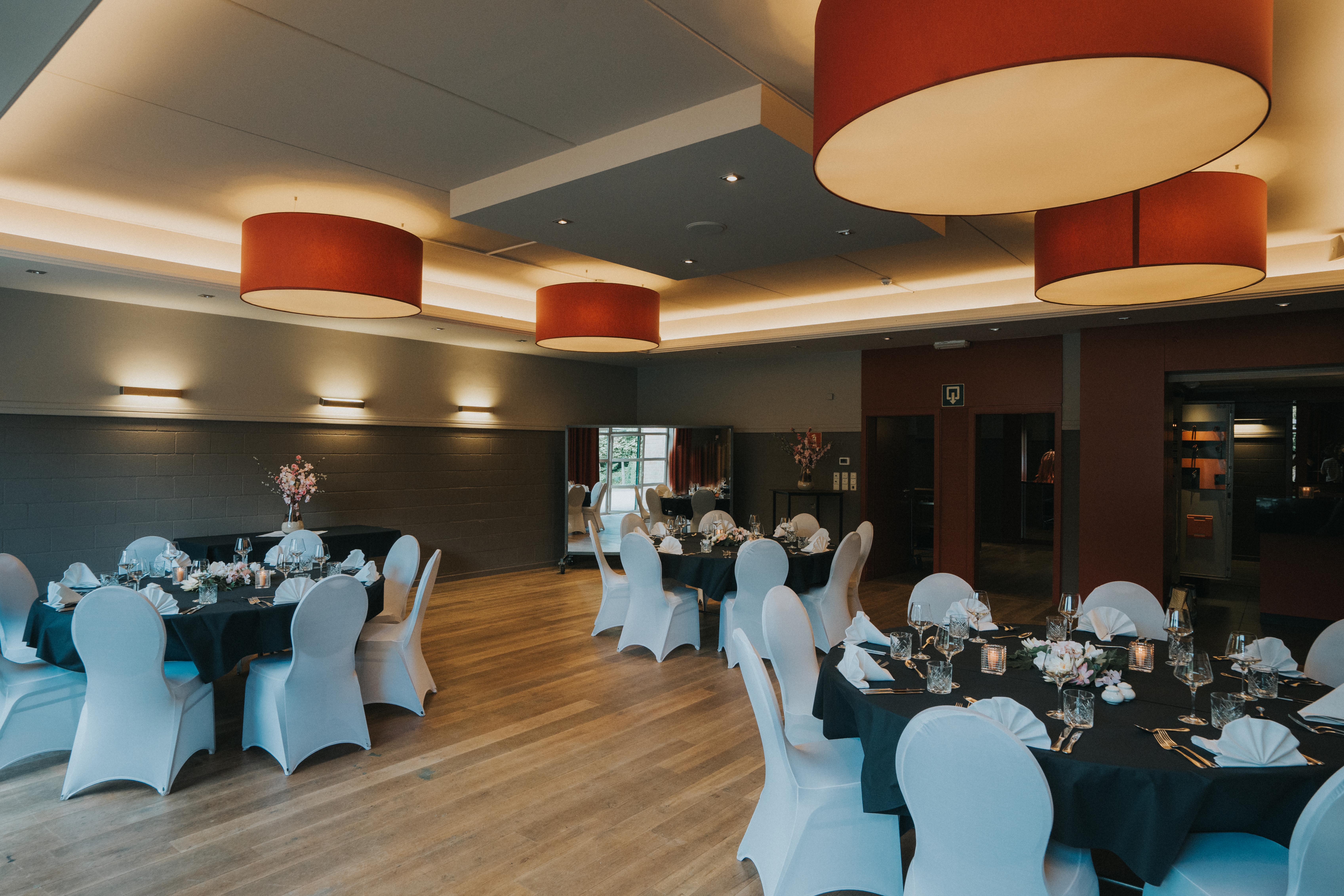 Vergaderzaal met diner